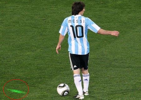 Ánh sáng đèn laser lạ xuất hiện gần chỗ Messi.
